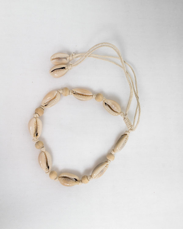 Produktabbildung: “Uluwatu” Muschelarmband oder -anklet mit naturfarbenen Perlen