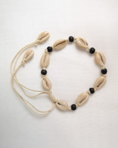Produktabbildung: “Uluwatu” Muschelarmband oder -anklet mit schwarzen Perlen