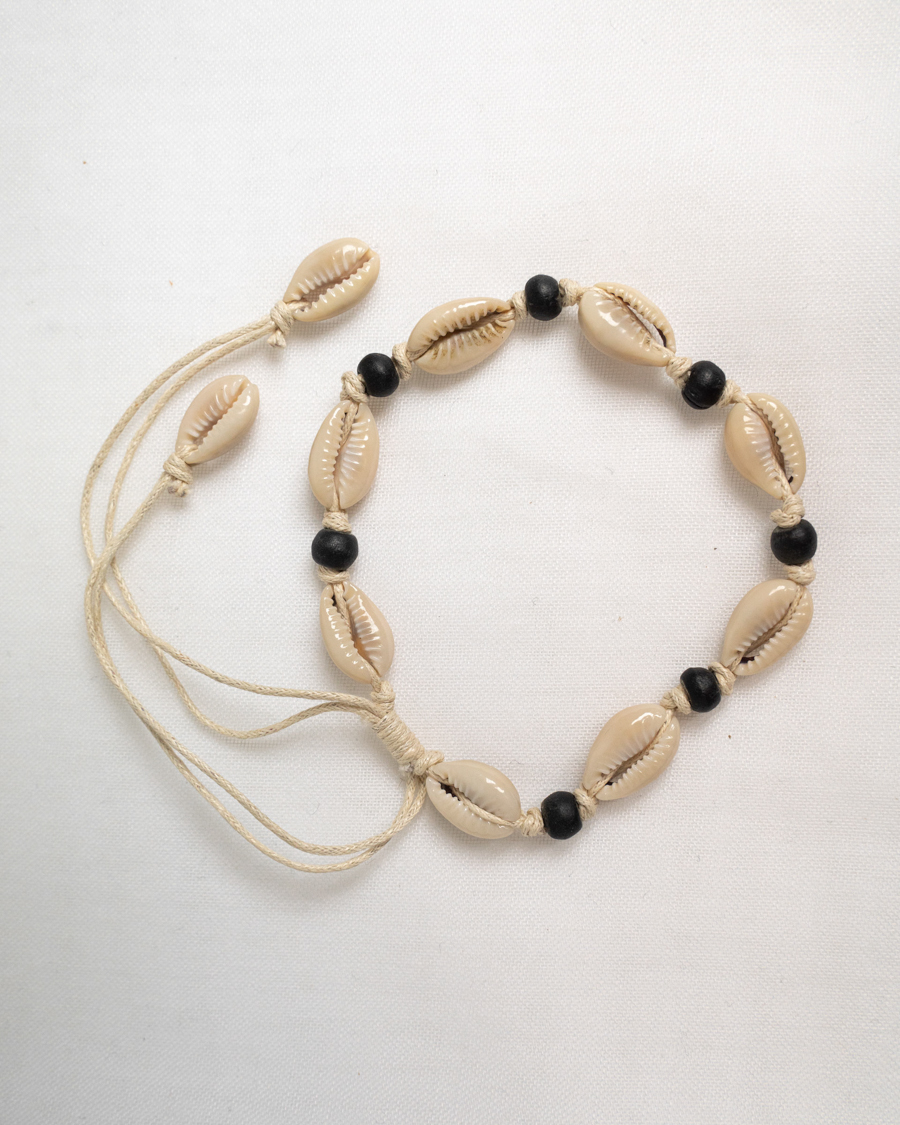 Farbe: “Uluwatu” Muschelarmband oder -anklet mit schwarzen Perlen