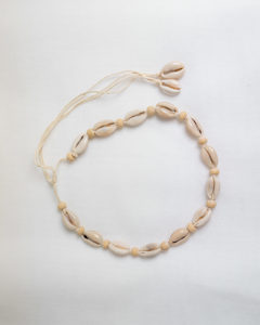 Produktabbildung: “Uluwatu” Muschelchoker mit naturfarbenen Perlen