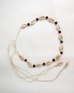 Produktabbildung: “Uluwatu” Muschelchoker mit schwarzen Perlen