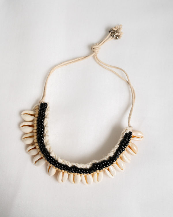 Produktabbildung: “Ubud” breites Muschelarmband mit Perlen