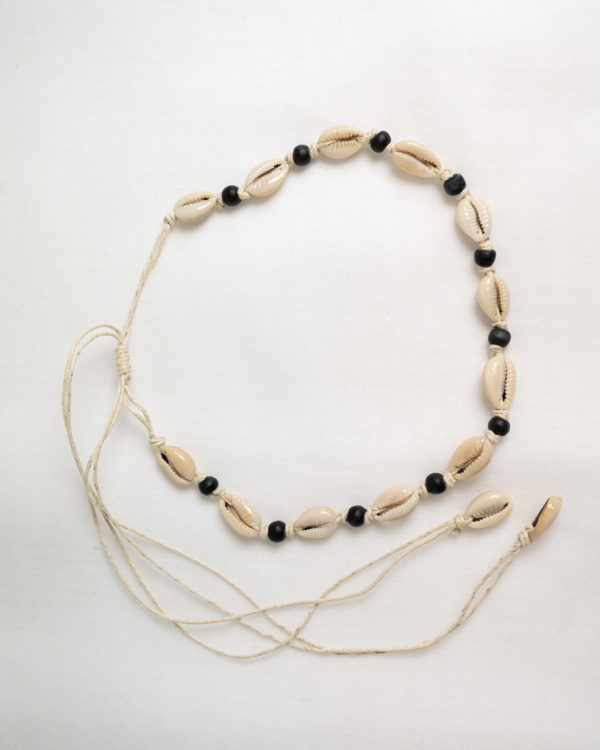 Produktabbildung: “Uluwatu” shell choker with black pearls