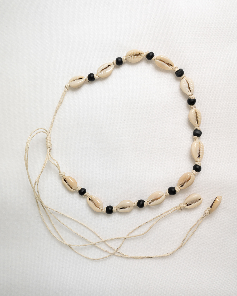 Color: “Uluwatu” shell choker with black pearls